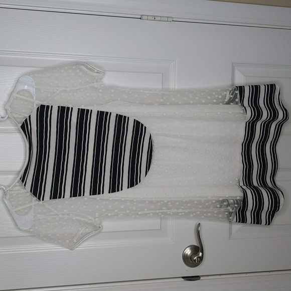 Bali Corp Off White Lace top with black floral stripes Medium NWT - Picture 4 of 7